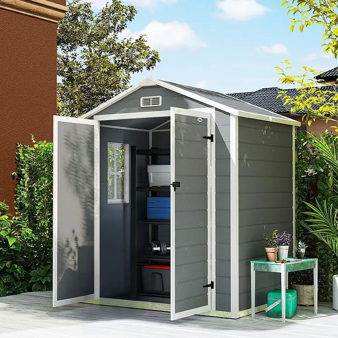 Outsunny Gerätehaus - Außenbreite inkl. Dachüberstand: 183 cm, Außentiefe inkl. Dachüberstand: 134 cm, Kunststoff, Grau - Grauer Outdoor-Geräteschuppen mit weißem Rahmen, Türen offenbaren Regale, auf Holzdeck im Garten platziert.