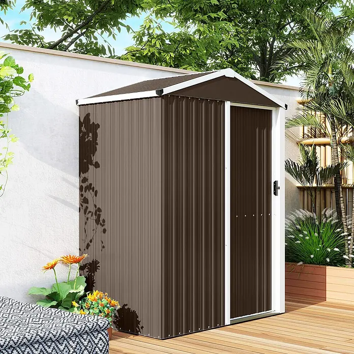 Outsunny Gerätehaus - Außenbreite inkl. Dachüberstand: 136 cm, Außentiefe inkl. Dachüberstand: 87 cm, Stahl, Braun - Brauner Wellblech-Gartenschuppen mit weißem Dach und Verkleidung, mit Schiebetür, auf Holzterrasse.