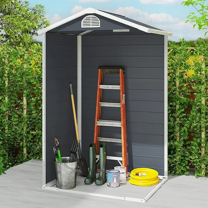 Outsunny Gerätehaus - Außenbreite inkl. Dachüberstand: 134 cm, Außentiefe inkl. Dachüberstand: 104 cm, Aluminium, Dunkelgrau - Offener dunkelgrau-weißer Gartenschuppen mit Gartengeräten, Gummistiefeln und Schlauch.