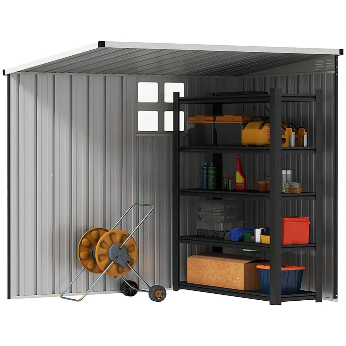Outsunny Gerätehaus - Außenbreite inkl. Dachüberstand: 128 cm, Außentiefe inkl. Dachüberstand: 193 cm, Stahl, Dunkelgrau - Grauer Metallgartenhaus mit weißem Dach, schwarzen Regalen gefüllt mit Werkzeugen, Kisten und einem Schlauchwagen.