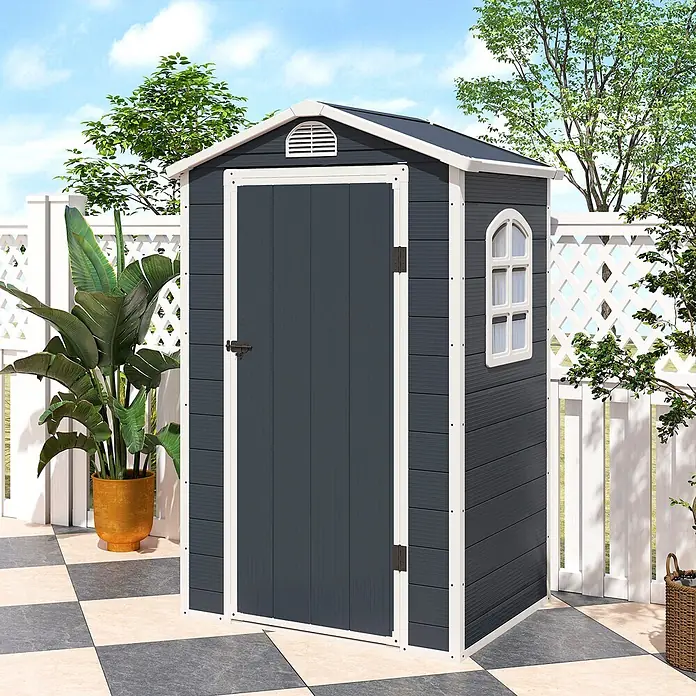 Outsunny Gerätehaus - Außenbreite inkl. Dachüberstand: 134 cm, Außentiefe inkl. Dachüberstand: 104 cm, Aluminium, Dunkelgrau - Kompaktes dunkelgraues Gartenhaus mit weißem Besatz und kleinem Fenster, für den Außenbereich konzipiert.