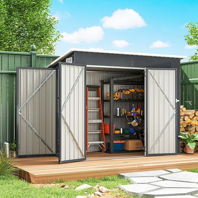 Outsunny Gerätehaus - Außenbreite inkl. Dachüberstand: 234 cm, Außentiefe inkl. Dachüberstand: 132 cm, Stahl, Dunkelgrau - Geräumiger Metall-Gartenschuppen mit offenen Doppeltüren, dunkelgrauem Rahmen, hellbraunen Wellblechpaneelen. Regale innen; auf einer Holzterrasse.