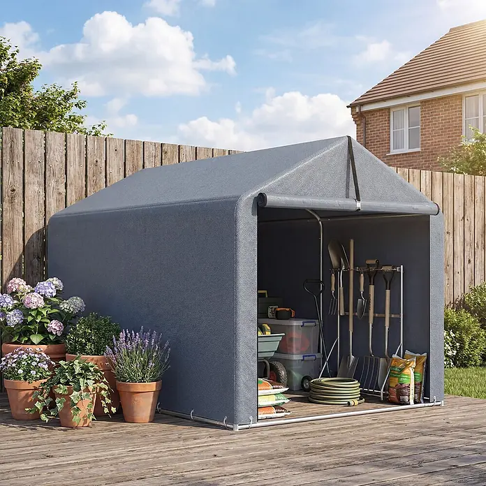 Outsunny Gerätehaus - Außenbreite inkl. Dachüberstand: 162 cm, Außentiefe inkl. Dachüberstand: 221,5 cm, Stahl, Dunkelgrau - Dunkelgrauer Gartenschuppen aus Stoff auf Holzterrasse, gefüllt mit Gartenwerkzeugen und Stauraum.