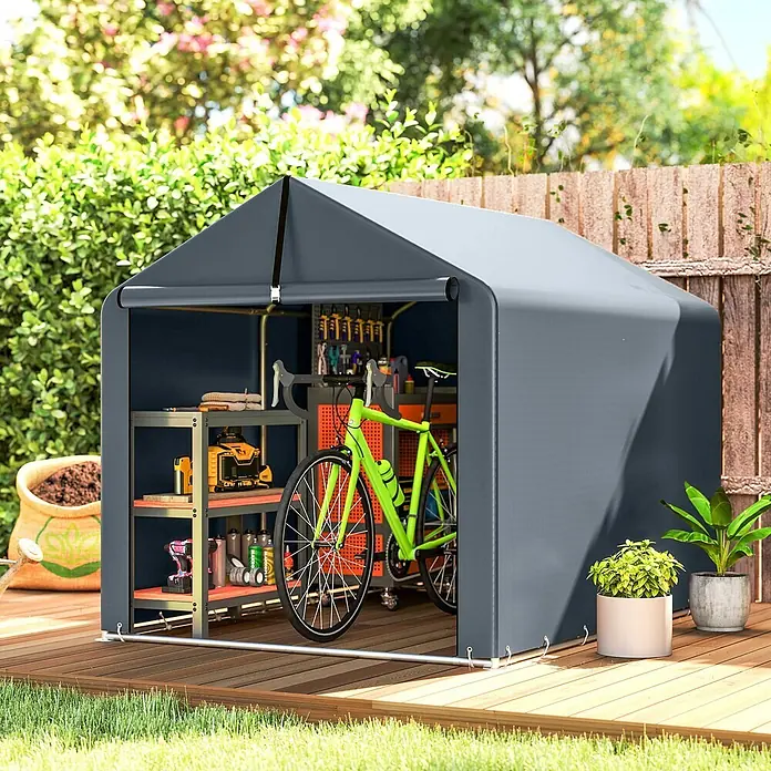 Outsunny Gerätehaus - Außenbreite inkl. Dachüberstand: 162 cm, Außentiefe inkl. Dachüberstand: 221,5 cm, Stahl, Dunkelgrau - Graues Stoff-Fahrradzelt mit grünem Fahrrad, Werkzeugen und Regalen auf Holzterrasse im Garten.