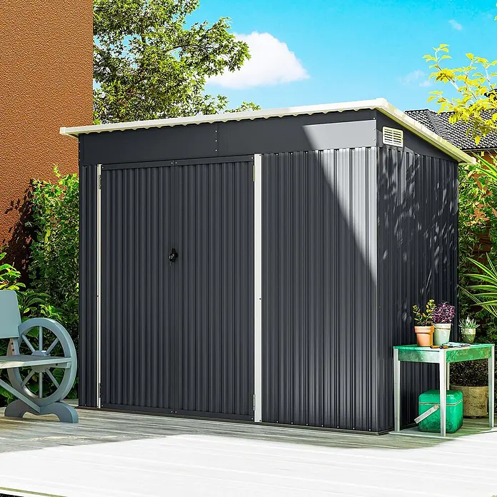 Outsunny Gerätehaus - Außenbreite inkl. Dachüberstand: 234 cm, Außentiefe inkl. Dachüberstand: 132 cm, Stahl, Dunkelgrau - Dunkelgraues Wellblech-Gartenhaus mit weißem Dach auf einer Holzterrasse im Garten.