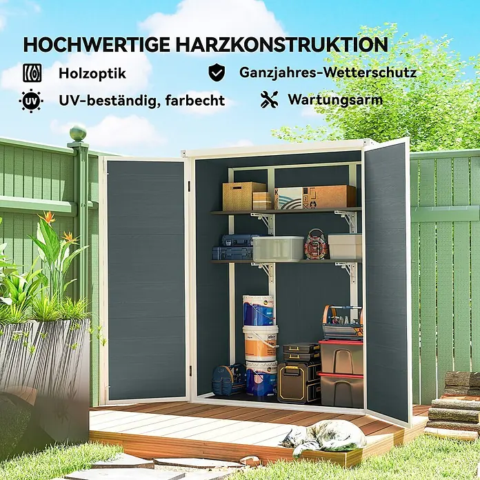 Outsunny Gerätehaus - Außenbreite inkl. Dachüberstand: 134 cm, Außentiefe inkl. Dachüberstand: 68,5 cm, Aluminium, Grau - Dunkelgrauer Gartenschuppen aus Harz in Holzoptik mit geöffneten Türen, der Regale und gelagerte Gegenstände in einem Garten zeigt.