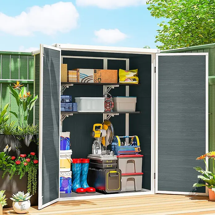 Outsunny Gerätehaus - Außenbreite inkl. Dachüberstand: 134 cm, Außentiefe inkl. Dachüberstand: 68,5 cm, Aluminium, Grau - Dunkelgrauer Gartenschrank mit weißem Rahmen, offene Türen zeigen organisierte Regale mit Werkzeugen und Zubehör auf einer Holzterrasse.