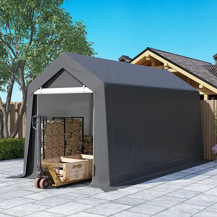 Outsunny Gerätehaus - Außenbreite inkl. Dachüberstand: 210 cm, Außentiefe inkl. Dachüberstand: 360 cm, Stahl, Dunkelgrau - Dunkelgrauer tragbarer Lagerunterstand im Garten, mit gestapeltem Brennholz und Hubwagen mit Kiste.