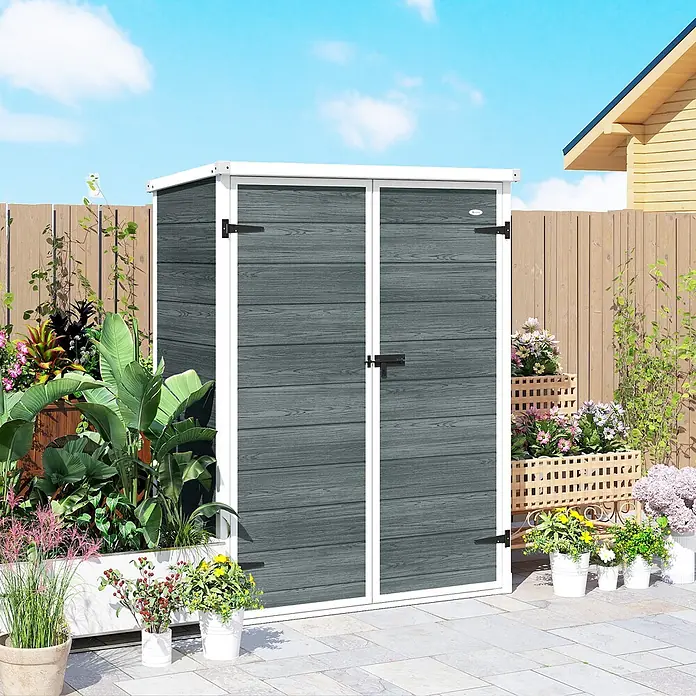 Outsunny Gerätehaus - Außenbreite inkl. Dachüberstand: 134 cm, Außentiefe inkl. Dachüberstand: 68,5 cm, Aluminium, Grau - Dunkelgrauer Geräteschuppen in Holzoptik mit weißem Rahmen und schwarzer Beschläge, auf einer Terrasse im Garten.