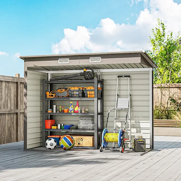 Outsunny Gerätehaus - Außenbreite inkl. Dachüberstand: 249 cm, Außentiefe inkl. Dachüberstand: 121 cm, Stahl, Hellgrau - Ein offener grauer Metall-Gartenschuppen auf einer Holzterrasse mit organisierten Regalen voller Werkzeuge und Gartengeräte.