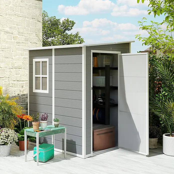 Outsunny Gerätehaus - Außenbreite inkl. Dachüberstand: 149 cm, Außentiefe inkl. Dachüberstand: 122 cm, Kunststoff, Grau - Grauer Gartenschuppen mit weißem Rand und offener Tür, die Regale zeigt, auf einem hellen Deck mit Gartengeräten daneben.