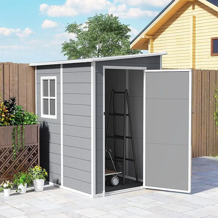 Outsunny Gerätehaus - Außenbreite inkl. Dachüberstand: 149 cm, Außentiefe inkl. Dachüberstand: 122 cm, Kunststoff, Grau - Grauer Geräteschuppen mit geöffneter Tür, die Leiter und Handwagen zeigt. Mit Fenster, auf Terrasse stehend.