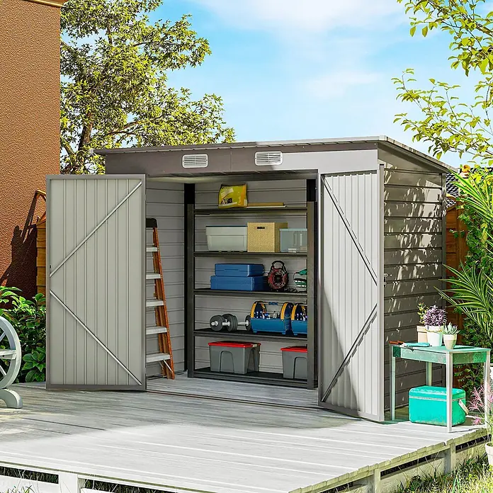 Outsunny Gerätehaus - Außenbreite inkl. Dachüberstand: 249 cm, Außentiefe inkl. Dachüberstand: 121 cm, Stahl, Hellgrau - Grauer Metall-Gartenschuppen auf einer Holzterrasse, offene Türen zeigen Regale mit Werkzeugen und Aufbewahrungsbehältern.
