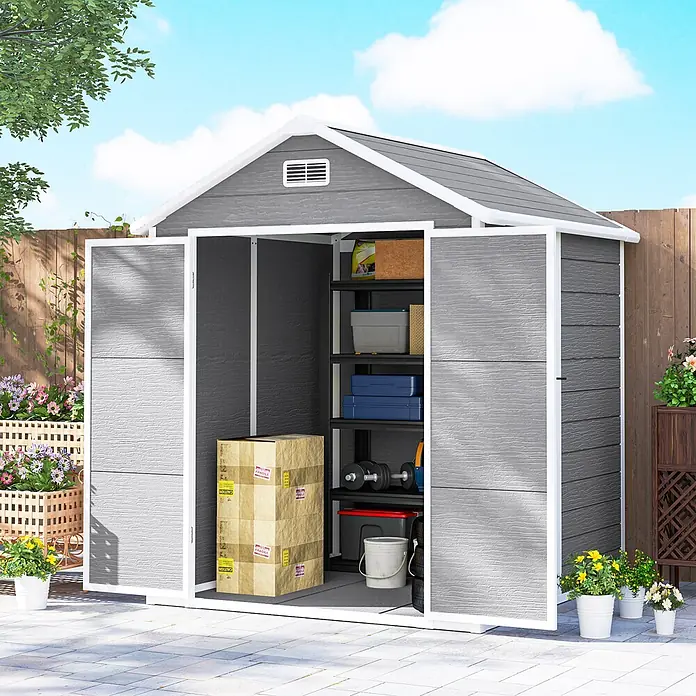 Outsunny Gerätehaus - Außenbreite inkl. Dachüberstand: 182 cm, Außentiefe inkl. Dachüberstand: 151 cm, Aluminium, Grau - Grauer Outdoor-Geräteschuppen mit geöffneten Türen, der interne Regale mit Kisten und Gewichten zeigt, auf einer Terrasse stehend.
