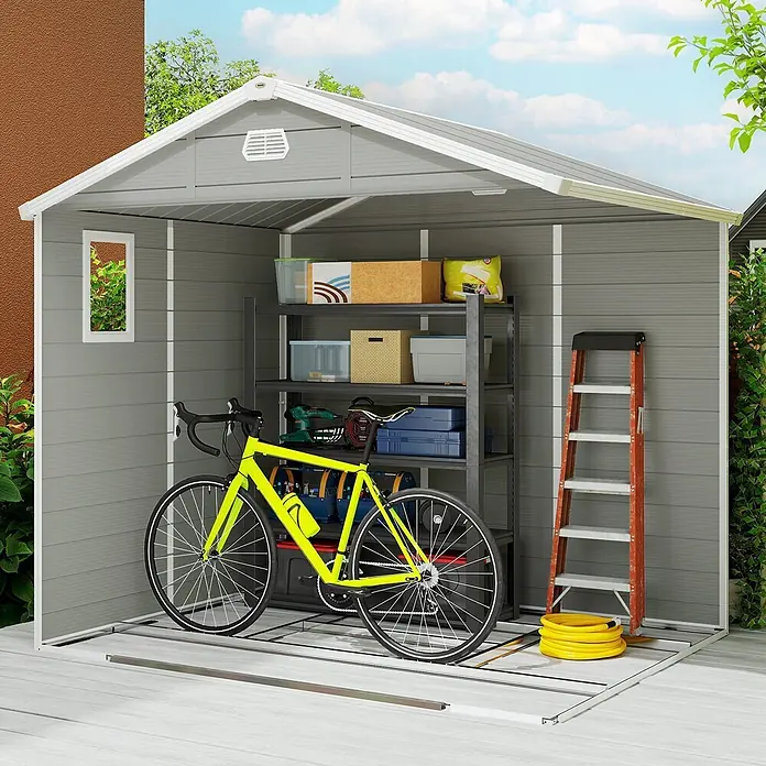 Outsunny Gerätehaus - Außenbreite inkl. Dachüberstand: 240 cm, Außentiefe inkl. Dachüberstand: 190 cm, Aluminium, Hellgrau - Grauer Gartenschuppen mit gelbem Fahrrad, Regalen und Werkzeugen innen zur organisierten Aufbewahrung.