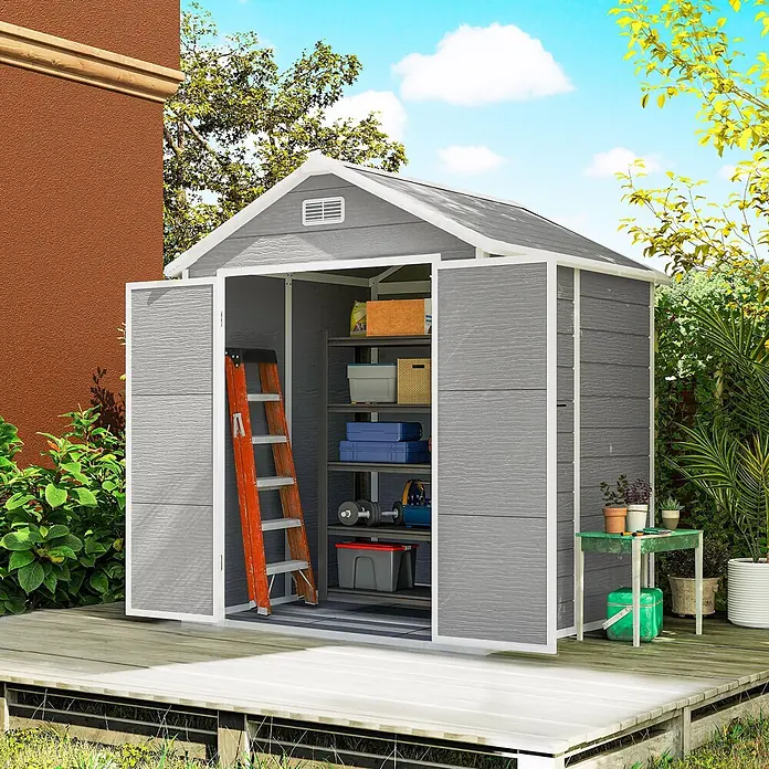 Outsunny Gerätehaus - Außenbreite inkl. Dachüberstand: 182 cm, Außentiefe inkl. Dachüberstand: 151 cm, Aluminium, Grau - Graues Gartenhaus mit strukturierten Wänden, geöffnet, um Regale und Gegenstände zu zeigen, auf einer Holzterrasse im Garten.