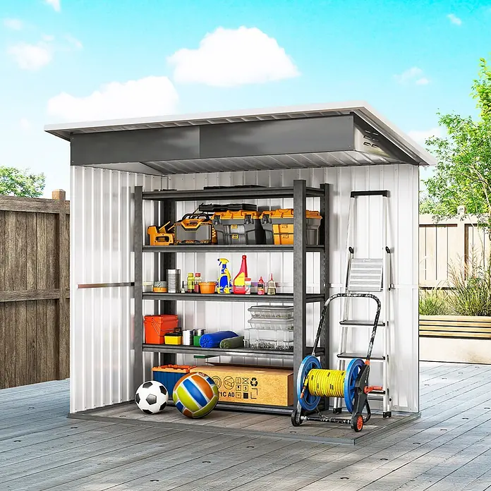 Outsunny Gerätehaus - Außenbreite inkl. Dachüberstand: 211 cm, Außentiefe inkl. Dachüberstand: 133 cm, Stahl, Dunkelgrau - Weißes Wellblech-Gartenhaus mit grauem Dach und integrierten Regalen, gefüllt mit Werkzeugen und Gartengeräten auf einer Holzterrasse.