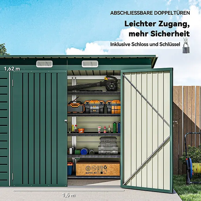 Outsunny Gerätehaus - Außenbreite inkl. Dachüberstand: 249 cm, Außentiefe inkl. Dachüberstand: 121 cm, Stahl, Grün - Dunkelgrüner Metallschuppen mit geöffneten Doppeltüren, 1,62 m hoch, 1,5 m tief. Zeigt geordnete Regale innen, abschließbar für Sicherheit.