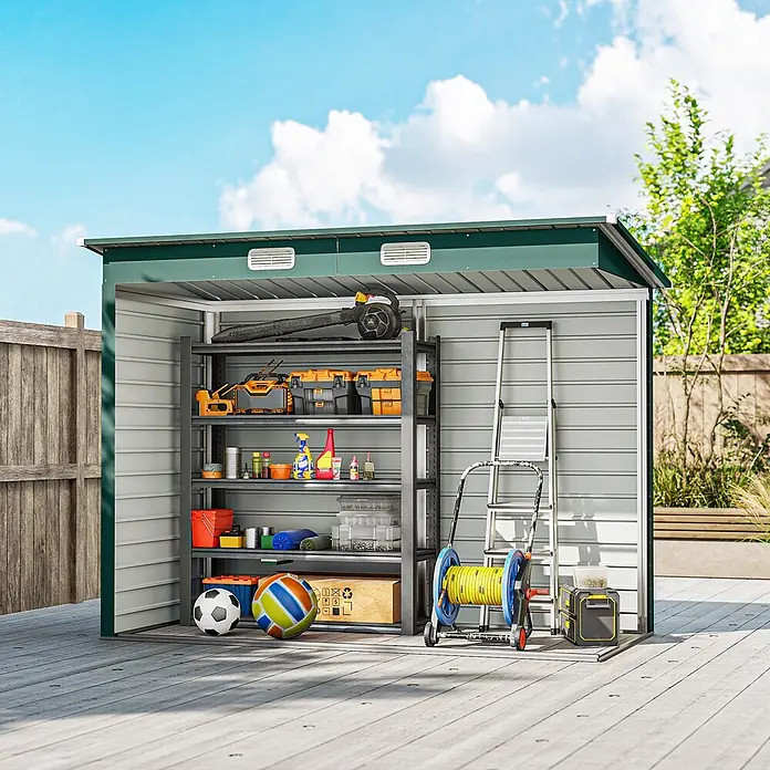 Outsunny Gerätehaus - Außenbreite inkl. Dachüberstand: 249 cm, Außentiefe inkl. Dachüberstand: 121 cm, Stahl, Grün - Grüner und grauer Metall-Gartenschuppen mit internen Regalen, organisiert mit Werkzeugen und Gartenutensilien, auf einer Holzterrasse.