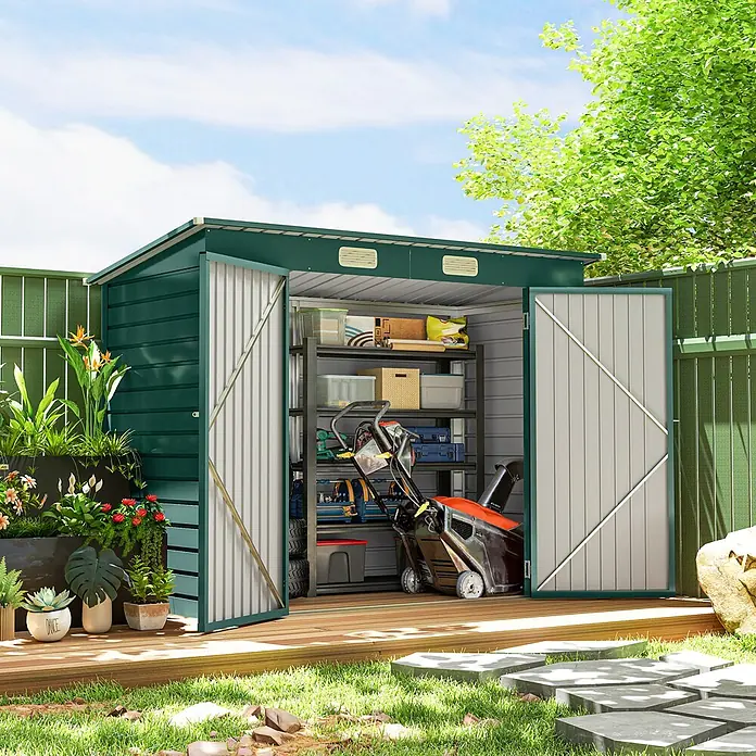 Outsunny Gerätehaus - Außenbreite inkl. Dachüberstand: 249 cm, Außentiefe inkl. Dachüberstand: 121 cm, Stahl, Grün - Dunkelgrüner Metall-Gartenschuppen mit offenen Türen, der Regale und Gartengeräte wie eine Schneefräse zeigt, auf einer Holzterrasse im Garten.