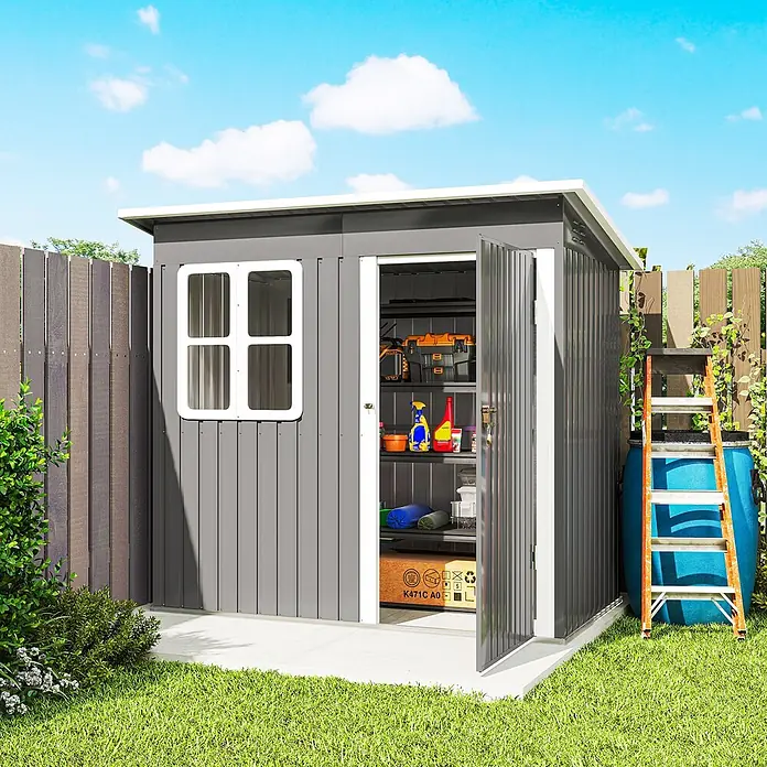 Outsunny Gerätehaus - Außenbreite inkl. Dachüberstand: 211 cm, Außentiefe inkl. Dachüberstand: 133 cm, Stahl, Dunkelgrau - Graues Gartenhaus mit Fenster und offener Tür, zeigt Werkzeuge und gelagerte Gegenstände, auf Betonplatte im Garten.