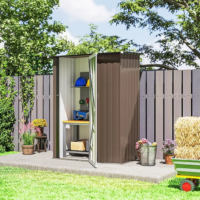 Outsunny Gerätehaus - Außenbreite inkl. Dachüberstand: 142 cm, Außentiefe inkl. Dachüberstand: 86 cm, Stahl, Braun - Braunes Wellblech-Gartengerätehaus mit offener Tür, das Regale und Werkzeuge zeigt, auf einem Betonfundament.