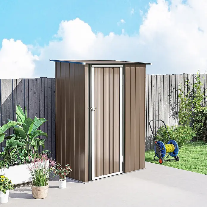 Outsunny Gerätehaus - Außenbreite inkl. Dachüberstand: 142 cm, Außentiefe inkl. Dachüberstand: 86 cm, Stahl, Braun - Kompakter brauner Metall-Gartenschuppen mit einer Tür auf einer Terrasse, bietet Stauraum im Freien.