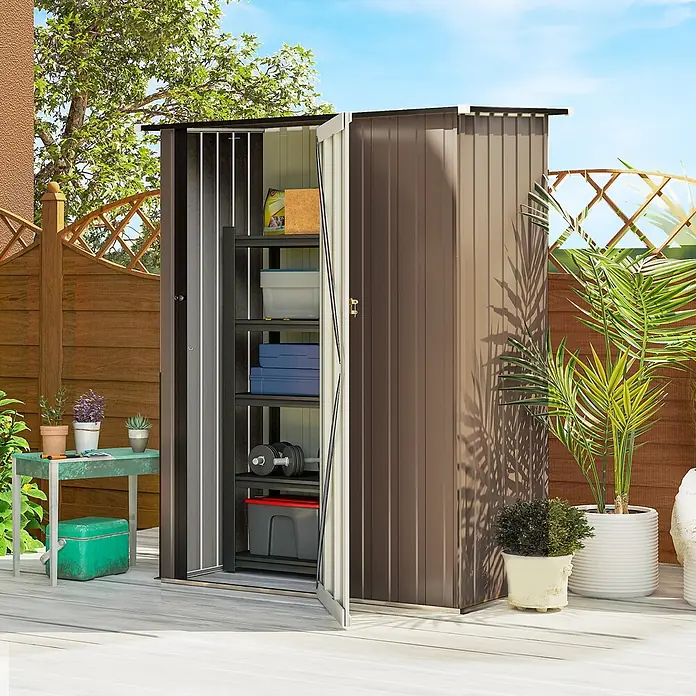 Outsunny Gerätehaus - Außenbreite inkl. Dachüberstand: 142 cm, Außentiefe inkl. Dachüberstand: 86 cm, Stahl, Braun - Brauner Metall-Geräteschuppen auf einer Holzterrasse, mit geöffneter Tür, die Regale im Inneren zeigt.