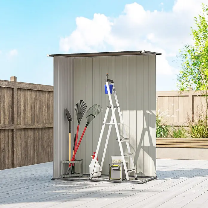 Outsunny Gerätehaus - Außenbreite inkl. Dachüberstand: 142 cm, Außentiefe inkl. Dachüberstand: 86 cm, Stahl, Braun - Offener hellgrauer Metallschuppen mit Gartengeräten, Leiter und Aufbewahrungsbox auf Holzterrasse.
