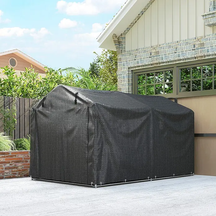 Outsunny Gerätehaus - Außenbreite inkl. Dachüberstand: 157 cm, Außentiefe inkl. Dachüberstand: 220 cm, Metall, Schwarz - Dunkelgraues gewebtes Outdoor-Lagerzelt auf einer Einfahrt, neben einem Haus und Grünflächen.