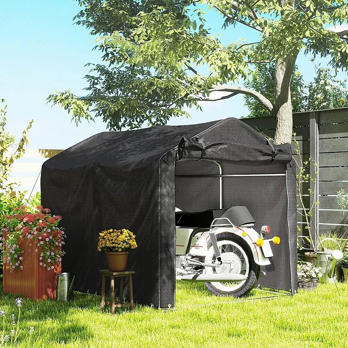 Outsunny Gerätehaus - Außenbreite inkl. Dachüberstand: 157 cm, Außentiefe inkl. Dachüberstand: 220 cm, Metall, Schwarz - Schwarzer Motorradunterstand im Garten, schützt ein weißes Motorrad.