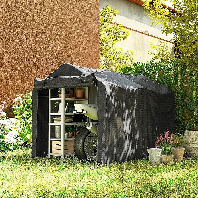 Outsunny Gerätehaus - Außenbreite inkl. Dachüberstand: 157 cm, Außentiefe inkl. Dachüberstand: 220 cm, Metall, Schwarz - Schwarz strukturierte Stoff-Motorradgarage, offen mit Motorrad und Regalen voller Gartenartikel.
