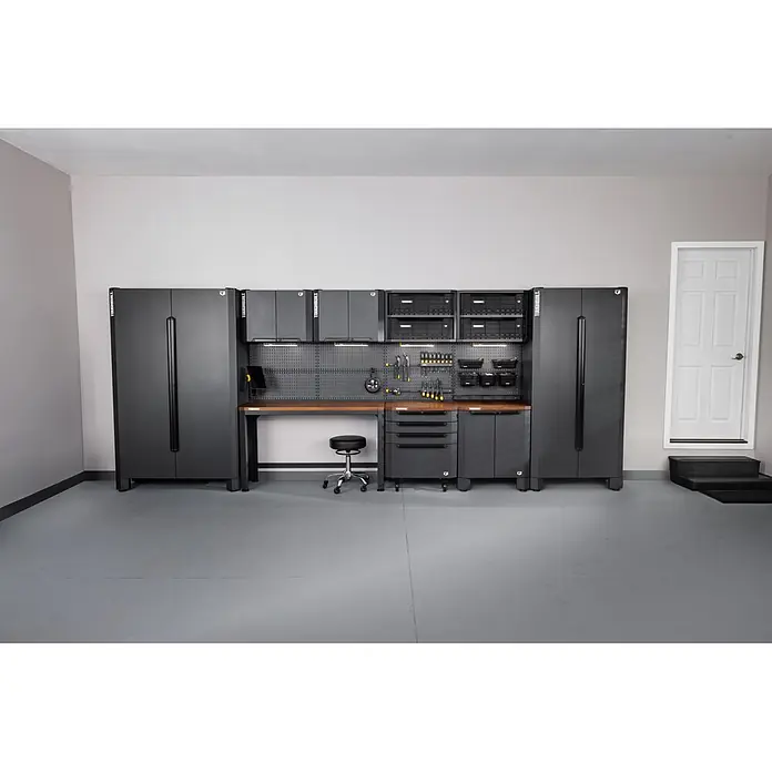 ToughBuilt Armario multiusos metálico - L x An x Al: 47 x 71 x 84 cm, Número de puertas: 2 ud. - Sistema modular de almacenamiento para garaje gris oscuro con gabinetes, banco de trabajo, panel perforado, cajones y taquillas altas, formando un espacio de trabajo completo.