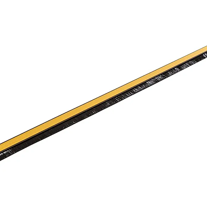 KÄLTESTOPP Türbodendichtung Standard - Braun, 1 m, Geeignet für: Zimmertüren - Ein detailreicher Blick auf eine Türdichtung mit braunen Borsten und einem gelben Klebestreifen. Ideal für DIY-Projekte zur Isolierung.