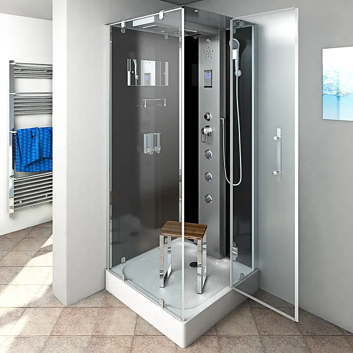 AcquaVapore Komplettdusche Dampfdusche D38-23R2 - 100 x 100 x 218 cm, Schwarz - Moderne Eckdampfduschkabine mit transparenten und dunklen Glaspaneelen, Chromarmaturen und Holzsitz, im Badezimmer.