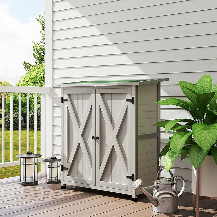 Outsunny Geräteschrank - Außenbreite inkl. Dachüberstand: 110 cm, Außentiefe inkl. Dachüberstand: 55 cm, Holz, Hellgrau - Hellgrauer Outdoor-Stauschrank mit schwarzer Hardware und grüner Platte, auf einer Holzterrasse.