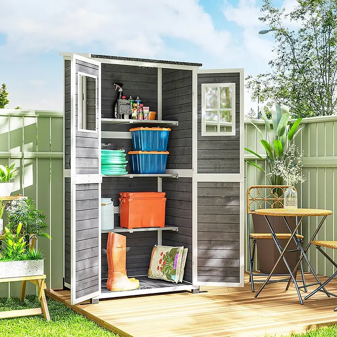 Outsunny Geräteschrank - Außenbreite inkl. Dachüberstand: 91 cm, Außentiefe inkl. Dachüberstand: 69 cm, Holz, Hellgrau - Dunkelgrauer Gartenschrank mit weißem Rahmen, offen mit Regalen voller Gartengeräte und Zubehör auf einer Terrasse.