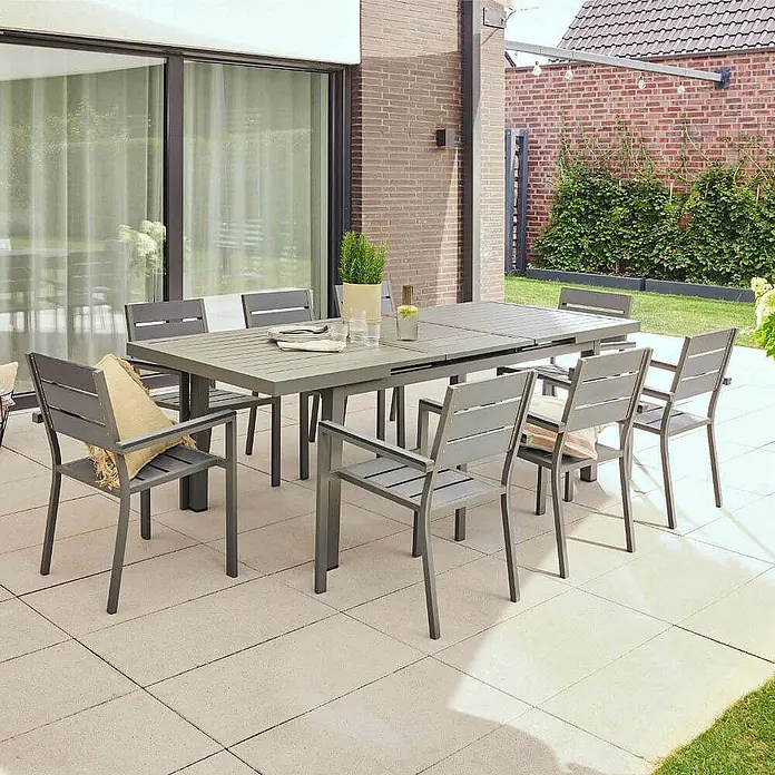 Home Deluxe Gartentisch-Set CALIDO Gartentisch - Gesamtumfang: 1 -tlg., Ausziehbar - Graues Garten-Esstisch-Set mit ausziehbarem Tisch und Stühlen auf einer Terrasse.