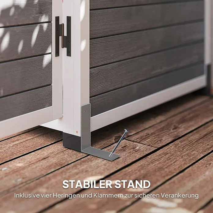 Outsunny Geräteschrank - Außenbreite inkl. Dachüberstand: 91 cm, Außentiefe inkl. Dachüberstand: 69 cm, Holz, Hellgrau - Nahaufnahme des Schuppenbodens mit Winkelhalterung und Erdspieß auf Holzterrasse, zur sicheren Verankerung.