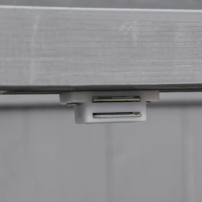 Outsunny Geräteschrank - Außenbreite inkl. Dachüberstand: 74 cm, Außentiefe inkl. Dachüberstand: 43 cm, Holz, Grau - Weißer Magnetverschluss aus Kunststoff mit Metallteilen, unter einer gebürsteten Metalloberfläche montiert.