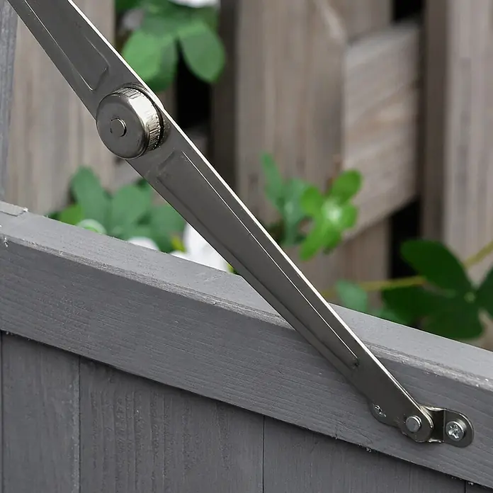 Outsunny Geräteschrank - Außenbreite inkl. Dachüberstand: 74 cm, Außentiefe inkl. Dachüberstand: 43 cm, Holz, Grau - Silberner Metalldeckelhalter an einer grauen Holzoberfläche.