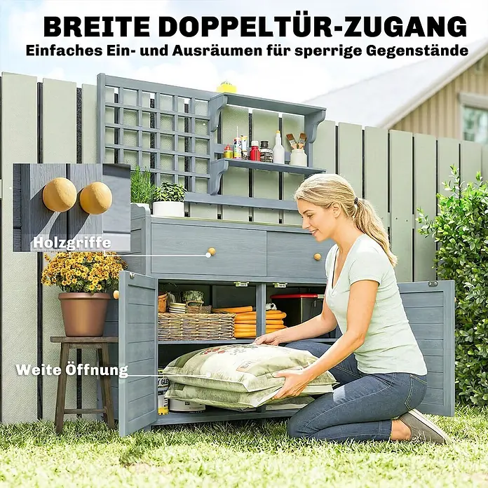 Outsunny Pflanztisch Hellgrau 104L x 44B x 140H cm -  - Grauer Holz-Gartenschrank mit Spalier und Regalen. Eine Frau verstaut Gegenstände, zeigt breiten Doppeltür-Zugang und Holzgriffe.