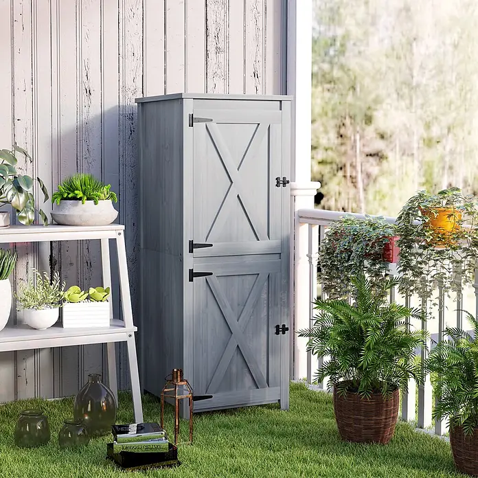 Outsunny Geräteschrank - Außenbreite inkl. Dachüberstand: 60 cm, Außentiefe inkl. Dachüberstand: 60 cm, Holz, Hellgrau - Hoher, schmaler hellgrauer Holz-Gartenschrank mit X-förmigen Türdetails und schwarzen Scharnieren, ideal für Balkon oder Terrasse.