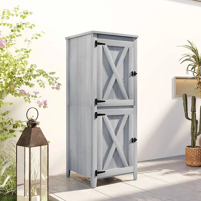 Outsunny Geräteschrank - Außenbreite inkl. Dachüberstand: 60 cm, Außentiefe inkl. Dachüberstand: 60 cm, Holz, Hellgrau - Hellgrauer Holz-Gartenschrank mit Türen im Scheunentor-Stil, X-Verstrebungen und schwarzen Beschlägen, auf einer Terrasse.