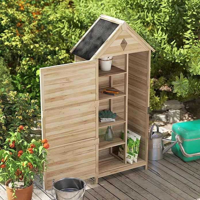 Outsunny Geräteschrank - Außenbreite inkl. Dachüberstand: 80 cm, Außentiefe inkl. Dachüberstand: 49 cm, Holz, Naturholz - Gartenschrank aus Naturholz mit offener Tür, der Regale mit Gartengeräten und Zubehör auf einer Terrasse zeigt.
