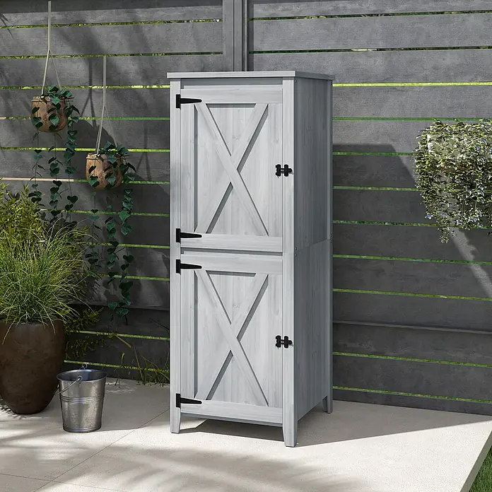 Outsunny Geräteschrank - Außenbreite inkl. Dachüberstand: 60 cm, Außentiefe inkl. Dachüberstand: 60 cm, Holz, Hellgrau - Hellgrauer Outdoor-Schrank mit X-förmigen Scheunentüren und schwarzen Beschlägen, auf einer Terrasse.