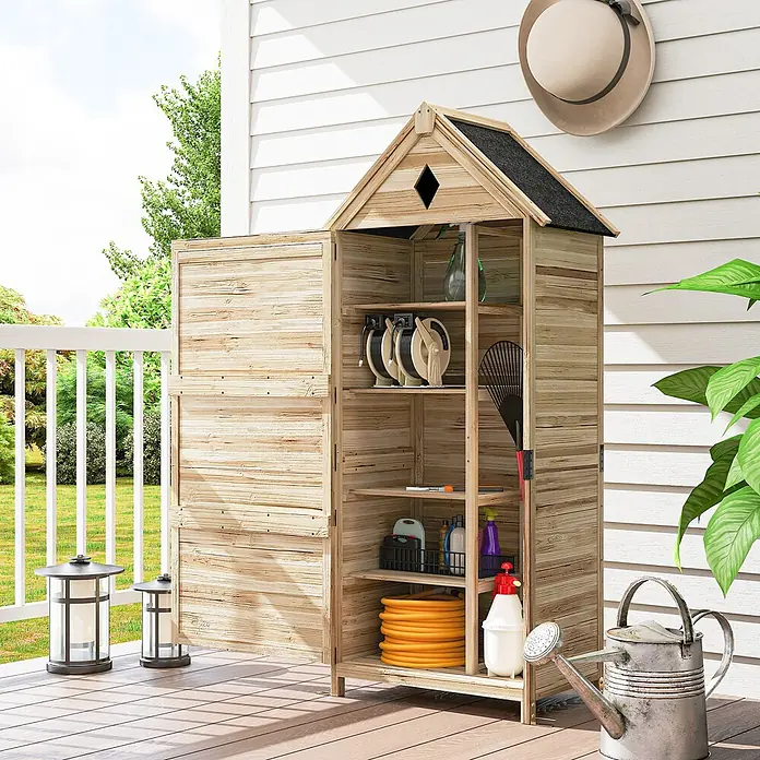 Outsunny Geräteschrank - Außenbreite inkl. Dachüberstand: 80 cm, Außentiefe inkl. Dachüberstand: 49 cm, Holz, Naturholz - Helles Gartenlager aus Holz mit Regalen für Gartengeräte auf einer Terrasse.