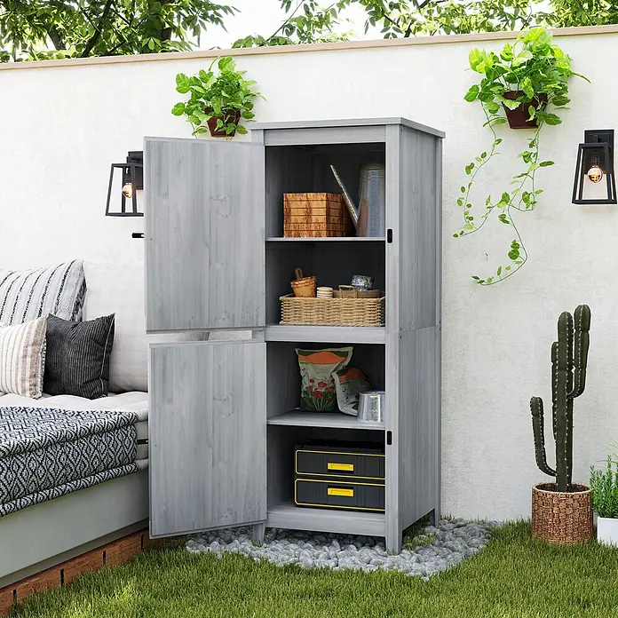Outsunny Geräteschrank - Außenbreite inkl. Dachüberstand: 60 cm, Außentiefe inkl. Dachüberstand: 60 cm, Holz, Hellgrau - Grauer Gartenschrank aus Holz, offen mit Gartenutensilien, auf einer Terrasse neben einer Bank.