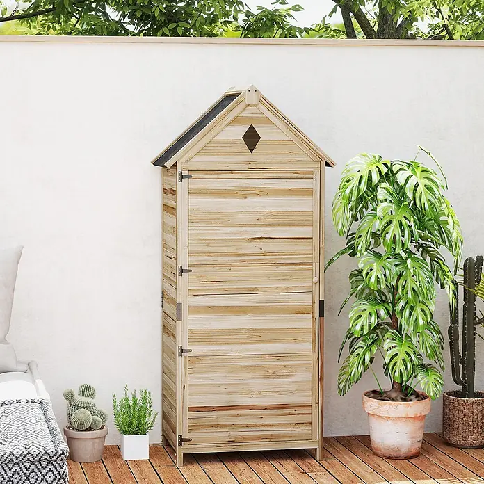 Outsunny Geräteschrank - Außenbreite inkl. Dachüberstand: 80 cm, Außentiefe inkl. Dachüberstand: 49 cm, Holz, Naturholz - Gartenschrank aus hellem Holz mit Giebeldach und Einzeltür, draußen auf einer Holzterrasse zwischen Pflanzen.