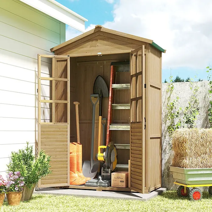 Outsunny Geräteschrank - Außenbreite inkl. Dachüberstand: 128 cm, Außentiefe inkl. Dachüberstand: 57,5 cm, Holz, Braun - Helles Gartenhaus aus Holz, offen und gefüllt mit verschiedenen Gartengeräten, auf einem Betonfundament.